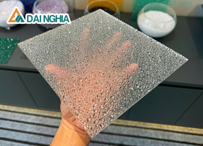 Ưu điểm của tấm Poly đặc 1.6mm