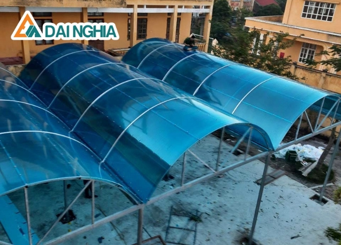 Lợi ích của tấm Polycarbonate đặc 2.4mm trong xây dựng