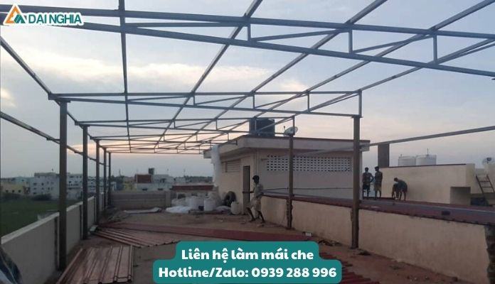Thi công xà gồ cho hệ khung của mái hiên tôn
