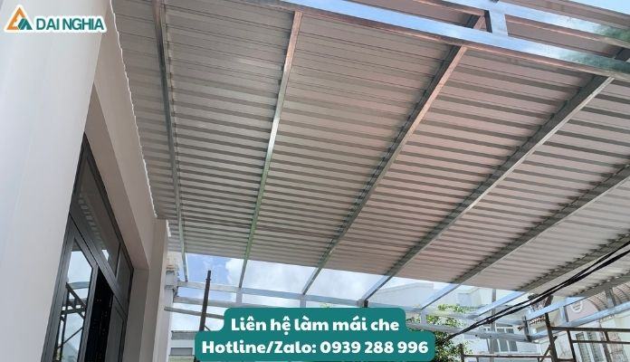 Lắp tấm lợp vào khung mái 