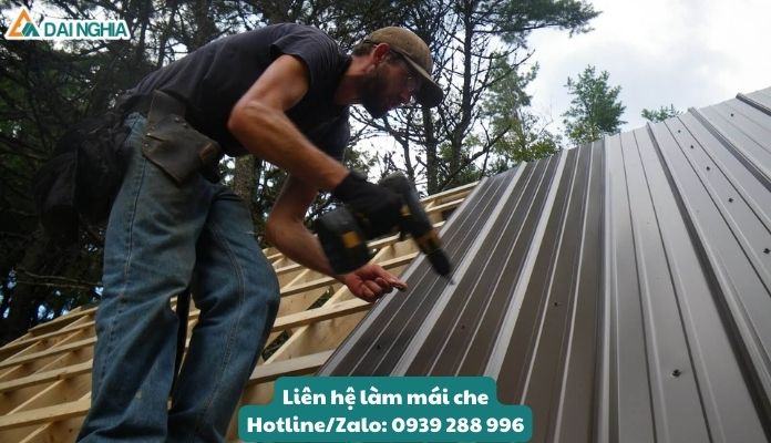 Thi công mái che hiên nhà bằng tôn đơn giản, nhanh gọn