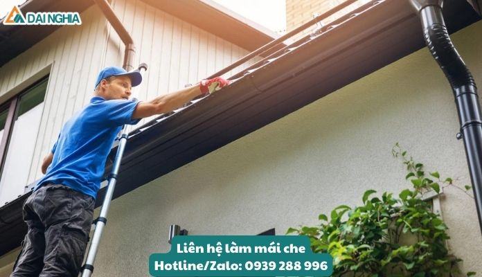 Loại bỏ cành cây hoặc vật kim loại chạm vào bề mặt mái tôn