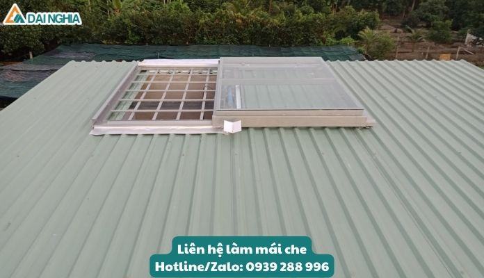 Mái che tôn kết hợp với tâm poly lấy sáng trong suôt