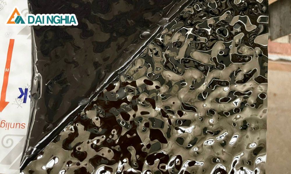 bao gia thi cong tam op tran inox 3d song nuoc 2