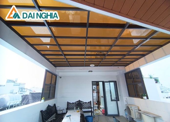 Các yếu tố ảnh hưởng đến chi phí lắp đặt tấm Polycarbonate
