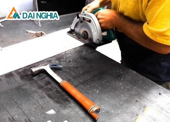 Cách cắt tấm poly lấy sáng bằng cưa đĩa cầm tay