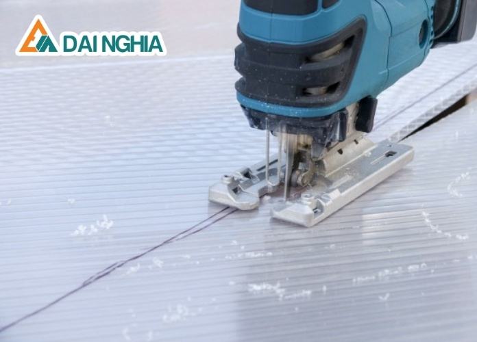 Cách cắt tấm poly lấy sáng bằng cưa lọng cầm tay