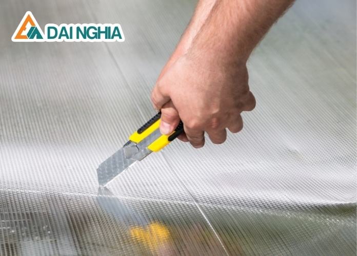 Cách cắt tấm poly lấy sáng bằng dao