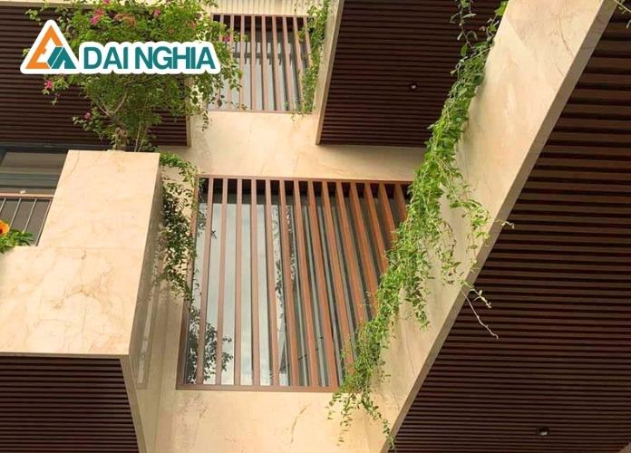 Cách vệ sinh lam gió gỗ nhựa ngoài trời