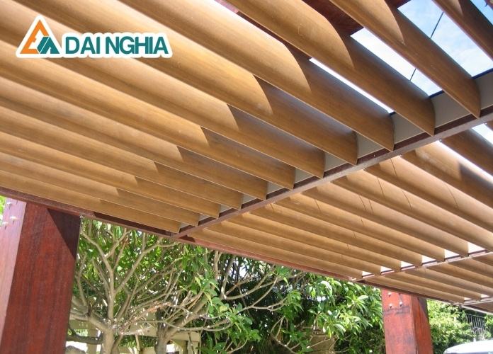 Giá lam gió gỗ nhựa trên thị trường