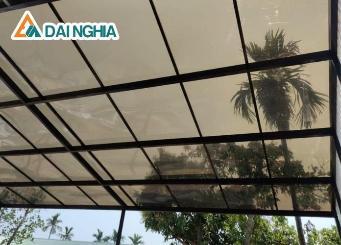 Nên chọn tấm Polycarbonate hay kính cường lực?