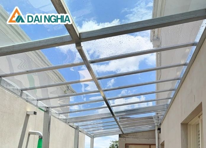 Tấm Polycarbonate cách nhiệt tốt hơn kính và tôn