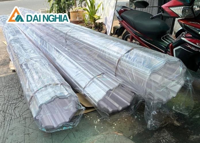 So sánh tấm Poly thông minh và truyền thống