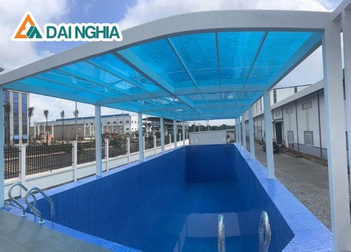 Ưu điểm của giải pháp mái che hồ bơi nhựa Poly