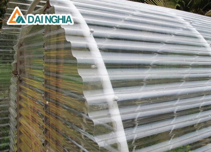 Ưu và nhược điểm giải pháp tấm poly lợp chuồng trại