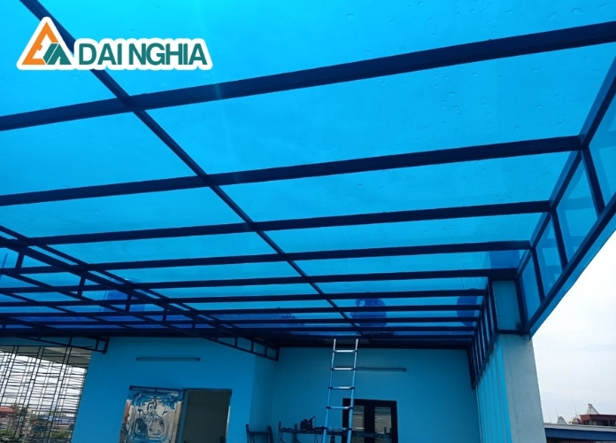 Mua tấm Poly đặc 2.2mm xanh biển chất lượng ở đâu?