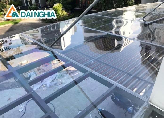 Tấm Poly đặc 1.9mm trắng trong là gì?