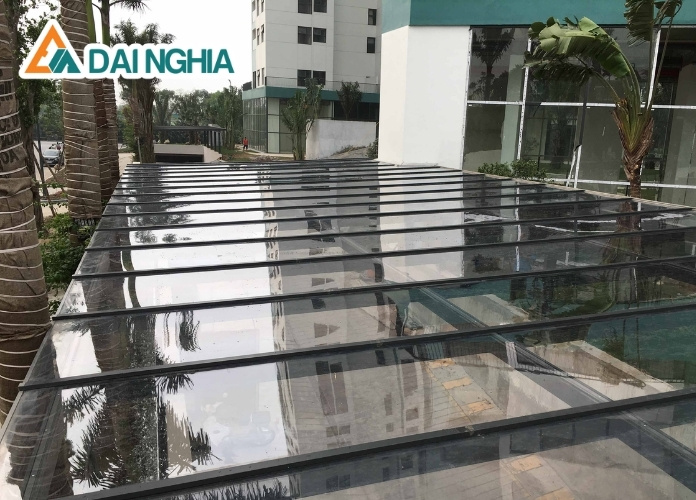 Tấm Poly đặc 2.4mm trắng trong dùng để làm gì?