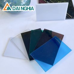 Ưu điểm và nhược điểm của tấm poly đặc màu xanh biển