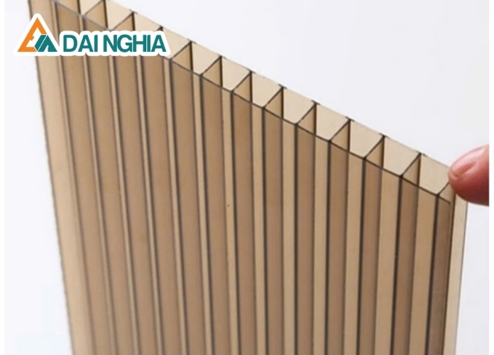 Tấm Poly rỗng 4mm màu trà là gì?